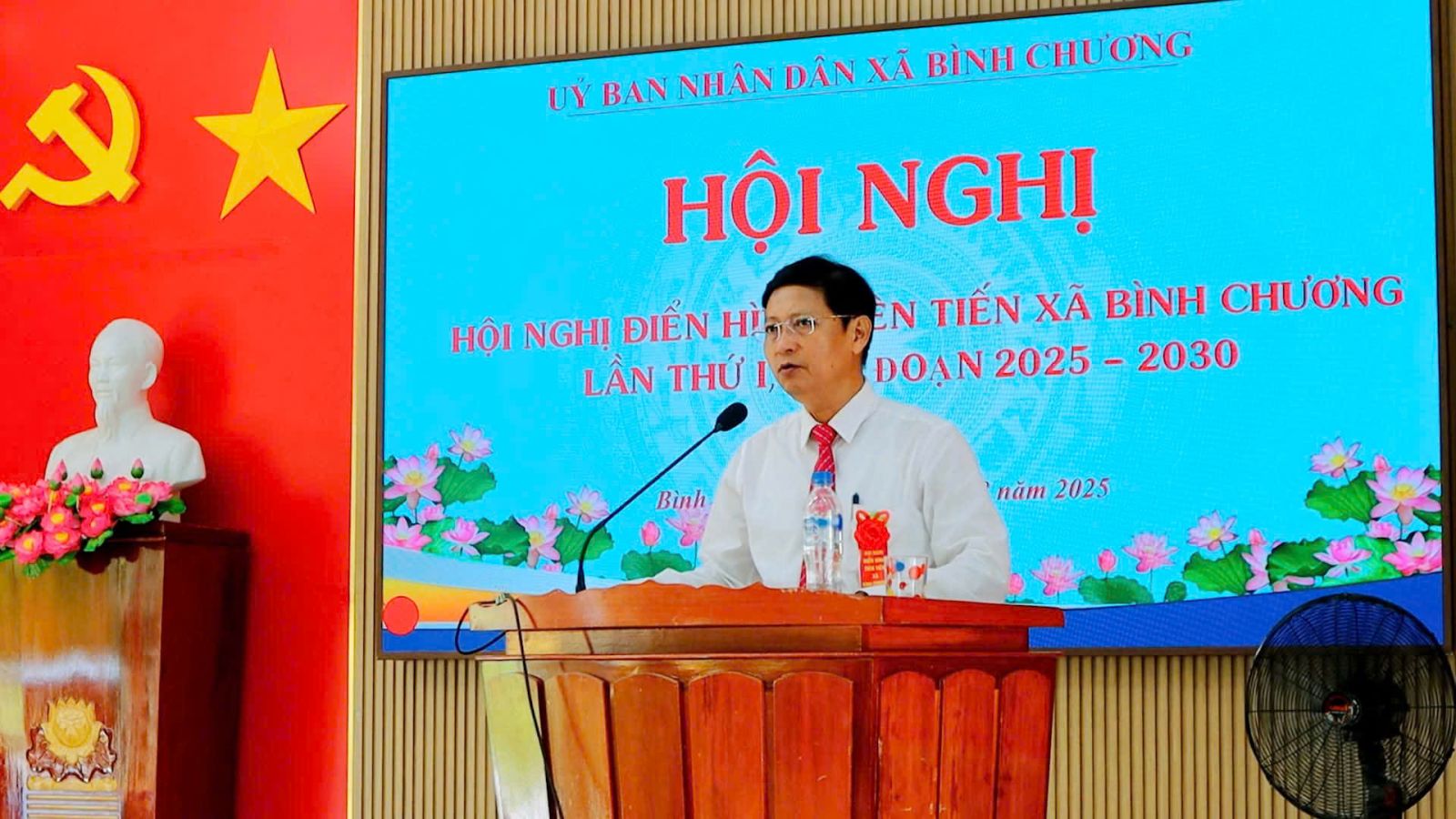 đồng chí Võ Văn Tâm – Chủ tịch UBND xã, Chủ tịch Hội đồng Thi đua – Khen thưởng xã phát biểu khai mạc tại Hội nghị